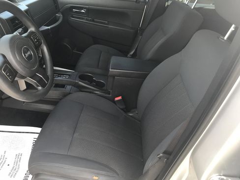 Used 2012 Jeep Liberty Sport image 10