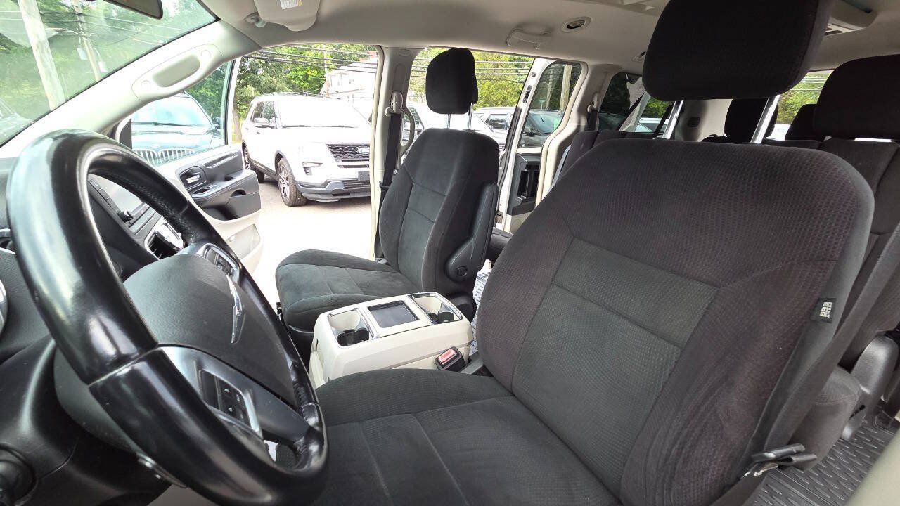 Used 2011 Chrysler Town & Country Touring FWD image 31