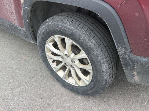 Used 2019 Jeep Cherokee Latitude w/ Cold Weather Group image 10