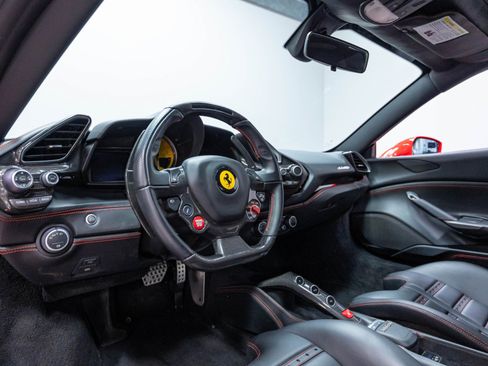 Used 2018 Ferrari 488 GTB RWD image 11