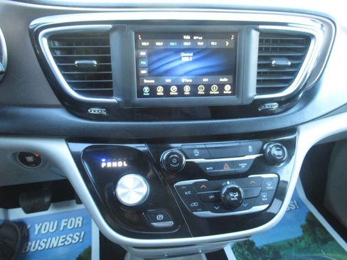 Used 2020 Chrysler Voyager LX image 21