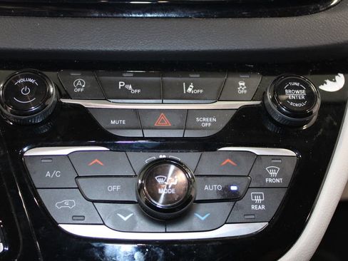 Used 2024 Chrysler Pacifica Touring-L image 22