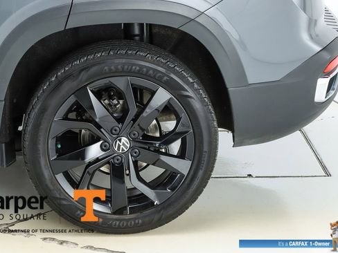 Used 2023 Volkswagen Taos SE w/ Panoramic Sunroof Package FWD image 44
