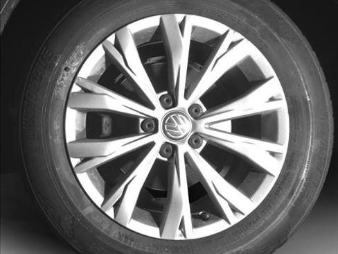 Used 2018 Volkswagen Tiguan S image 16