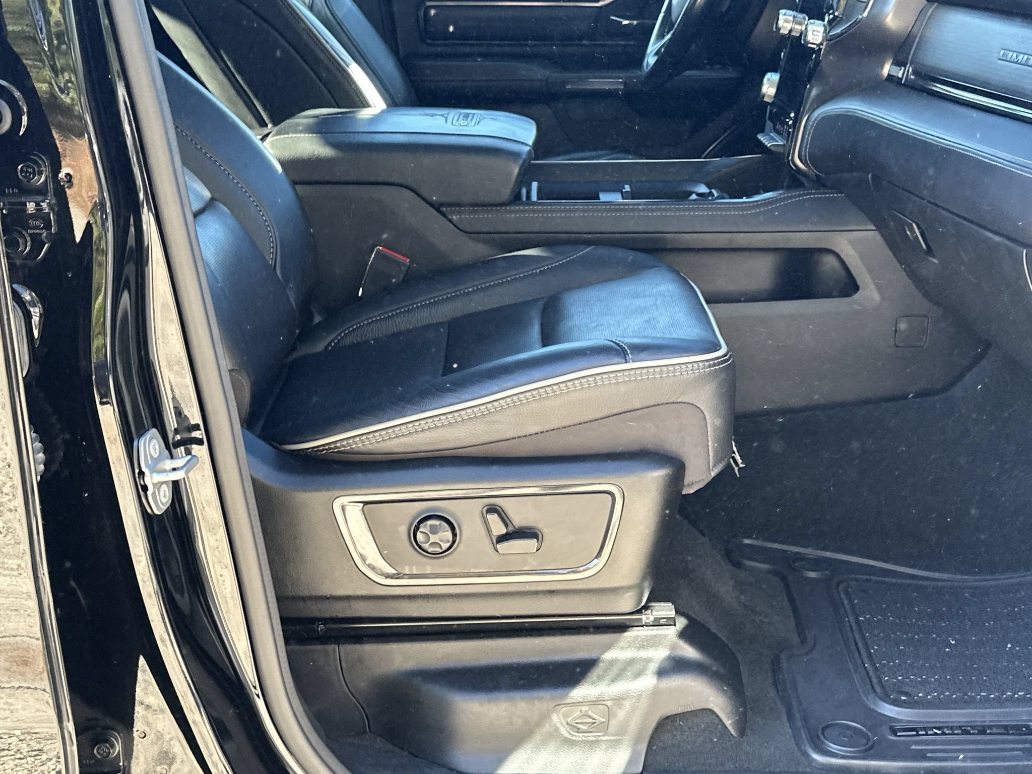 Used 2022 RAM 1500 Limited AWD/4WD image 13