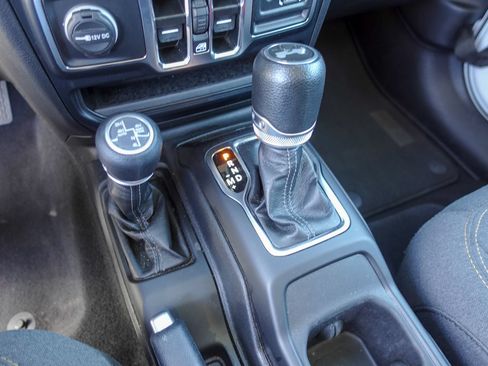 Used 2024 Jeep Wrangler Unlimited Sahara AWD/4WD image 21