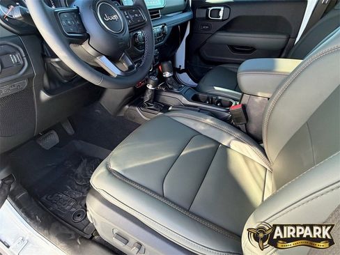 New 2025 Jeep Gladiator Mojave image 15