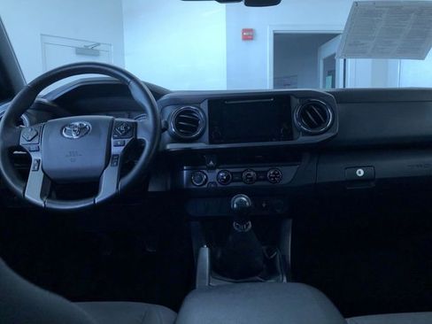 Used 2018 Toyota Tacoma TRD Sport image 12