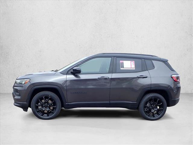 Used 2023 Jeep Compass Latitude w/ Convenience Group AWD/4WD image 2