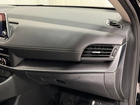Used 2025 Nissan Rogue SV AWD/4WD image 16