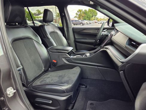 Used 2025 Jeep Grand Cherokee L Altitude AWD/4WD image 17