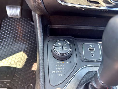 Used 2020 Jeep Cherokee Trailhawk AWD/4WD image 21
