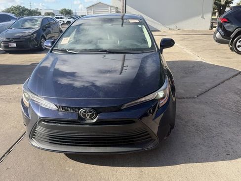Used 2025 Toyota Corolla SE FWD image 2