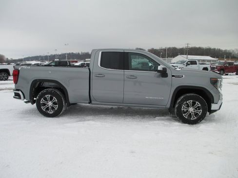 New 2026 GMC Sierra 1500 SLE image 3
