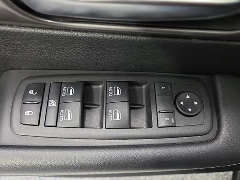 Used 2025 Chrysler Pacifica Select FWD image 27