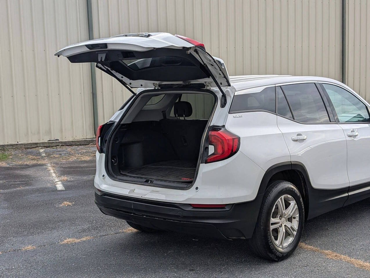 Used 2020 GMC Terrain SLE w/ LPO, Floor Liner Package FWD image 29