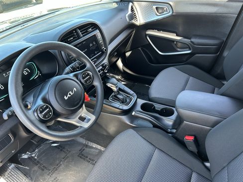 Certified 2025 Kia Soul LX w/ LX Technology Package FWD image 17