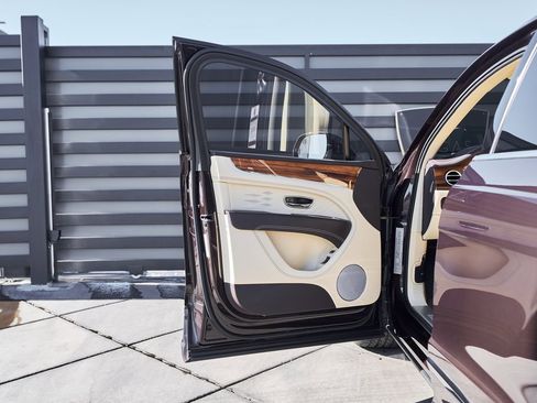 Used 2023 Bentley Bentayga Extended Wheelbase image 27