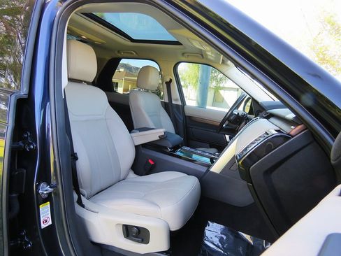 Used 2018 Land Rover Discovery HSE image 16