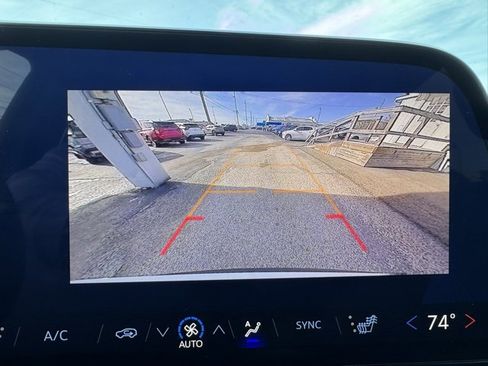 Used 2025 Chevrolet Traverse LT image 9