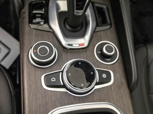 Used 2022 Alfa Romeo Giulia Ti AWD/4WD image 28