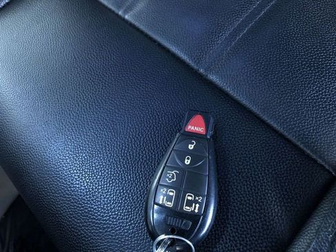 Used 2015 Chrysler Town & Country Touring FWD image 32