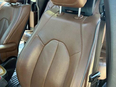 Used 2017 Chrysler Pacifica Limited image 35