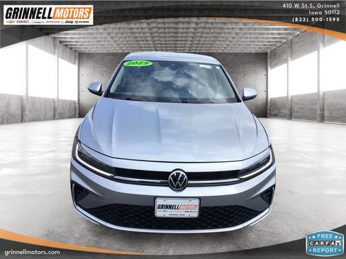 Used 2025 Volkswagen Jetta SE FWD image 2