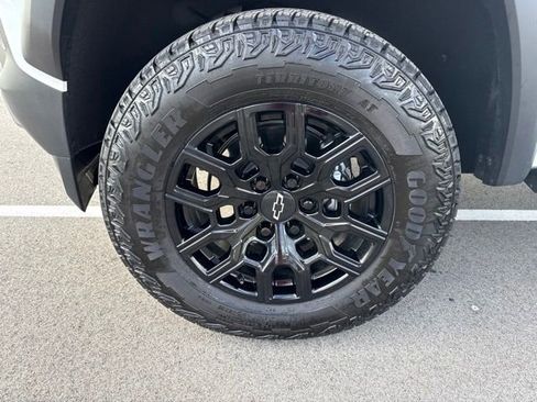 Used 2025 Chevrolet Colorado Trail Boss AWD/4WD image 9