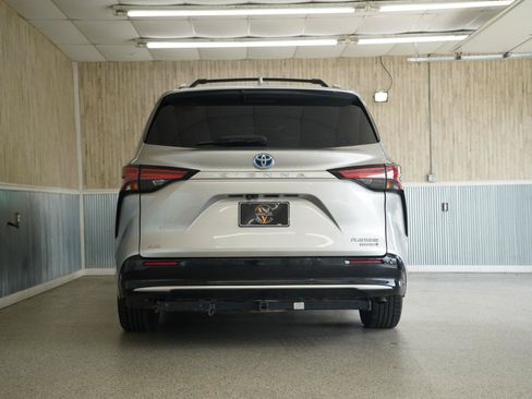 Used 2021 Toyota Sienna Platinum AWD/4WD image 8