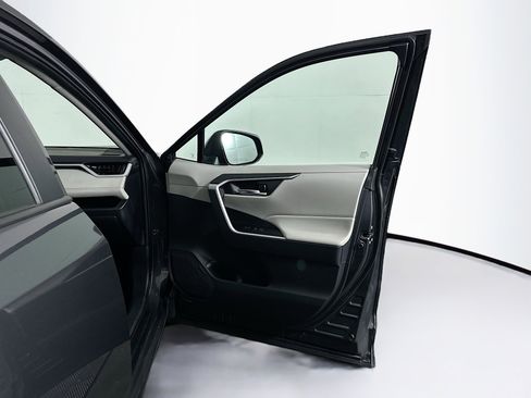 Used 2025 Toyota RAV4 XLE FWD image 30