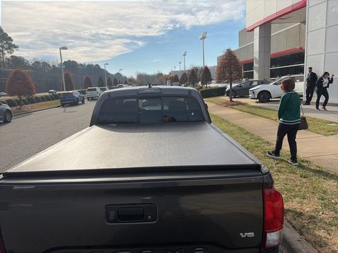 Used 2016 Toyota Tacoma TRD Sport w/ Towing Package RWD image 7