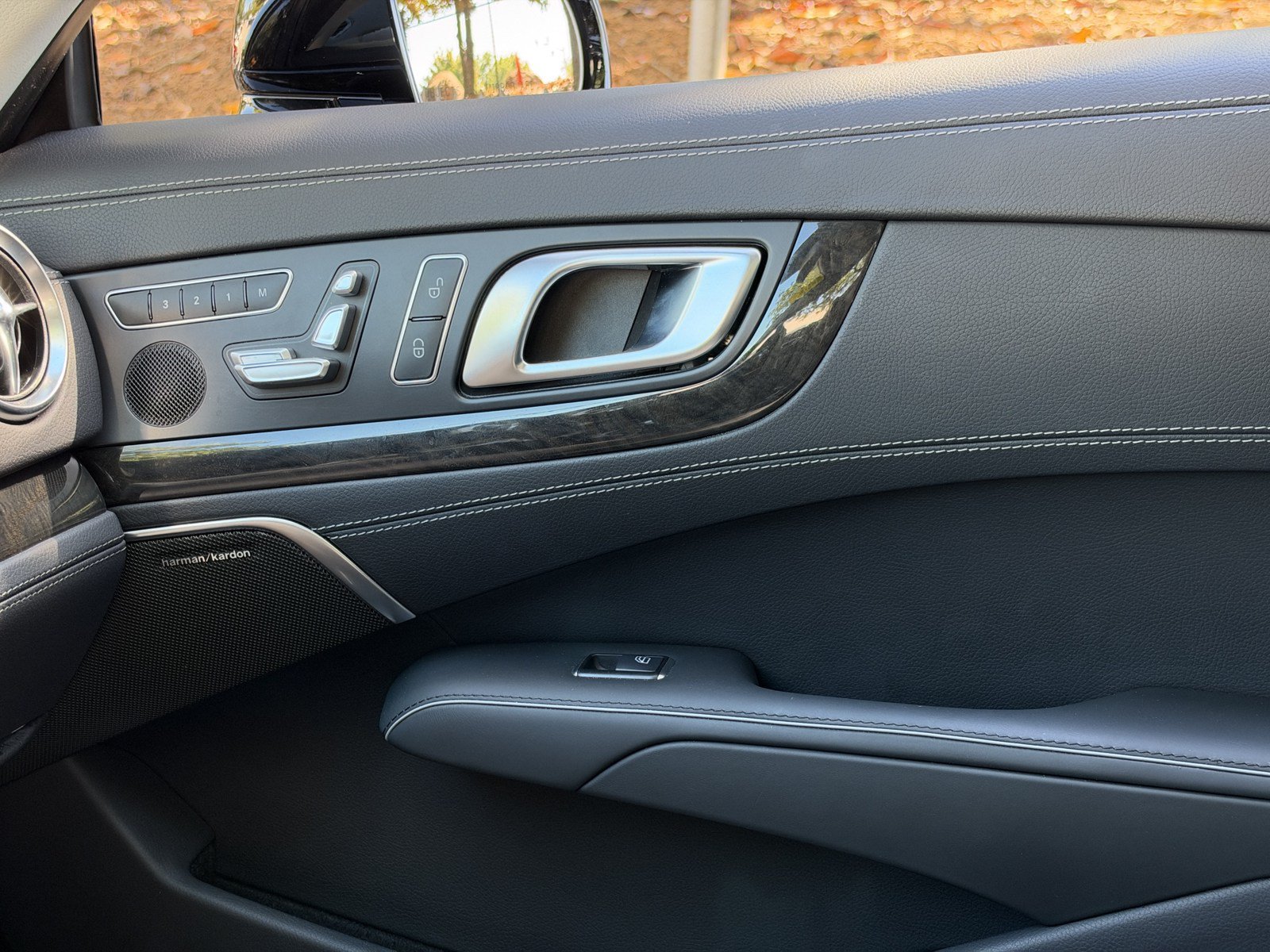 Used 2017 Mercedes-Benz SL 550 image 31