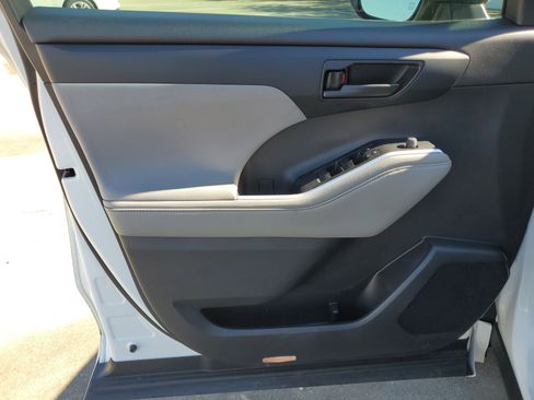 Used 2021 Toyota Highlander LE image 21