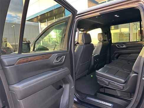 Used 2024 Chevrolet Suburban Premier image 16