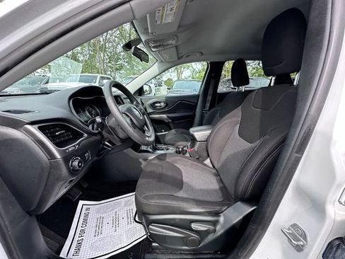 Used 2019 Jeep Cherokee Latitude w/ Popular Appearance Group FWD image 24