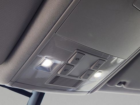 Used 2021 Volkswagen Atlas SE image 33