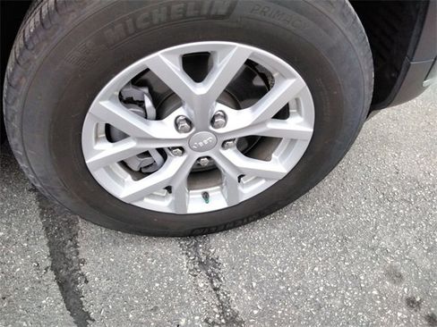 Used 2023 Jeep Grand Cherokee L Limited w/ Luxury Tech Group II image 17