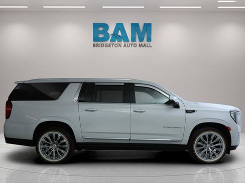 Certified 2022 GMC Yukon XL Denali w/ Denali Premium Package AWD/4WD image 8
