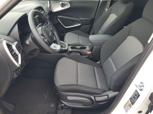 Used 2025 Kia Soul LX image 10