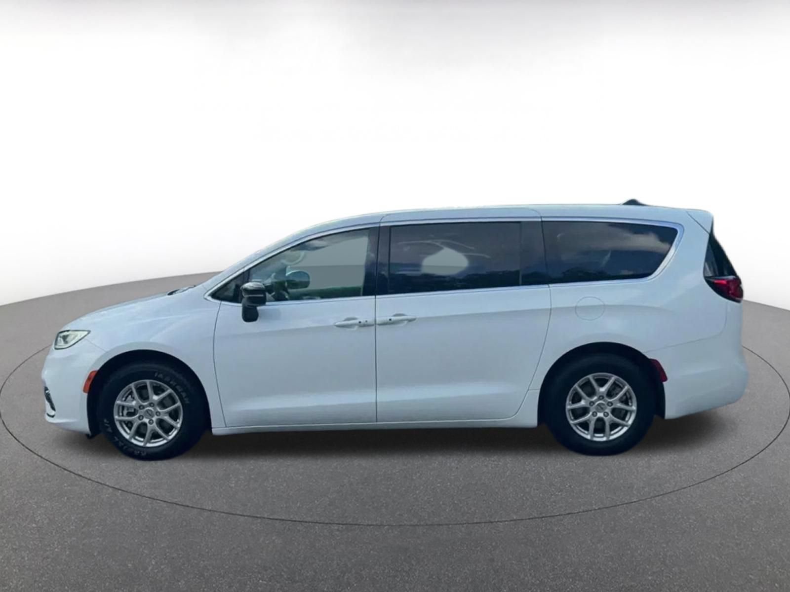 Used 2024 Chrysler Pacifica Touring-L FWD image 8