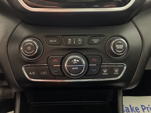 Used 2019 Jeep Cherokee Limited AWD/4WD image 12