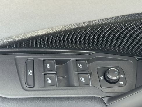 New 2025 Volkswagen Tiguan SE image 17