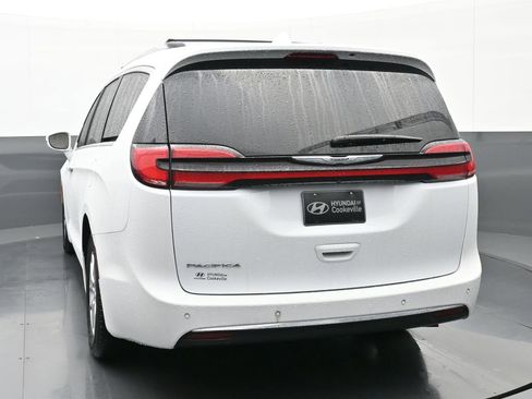 Used 2022 Chrysler Pacifica Touring-L image 4