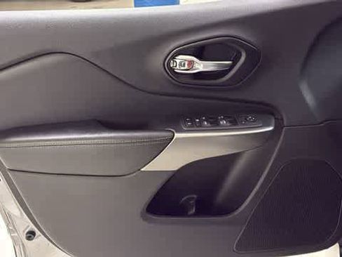 Used 2021 Jeep Cherokee Latitude Lux FWD image 12