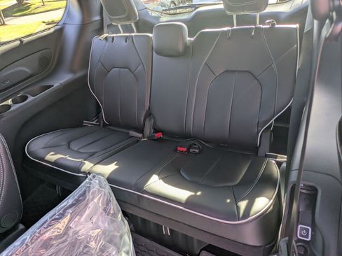 New 2026 Chrysler Pacifica Limited image 27
