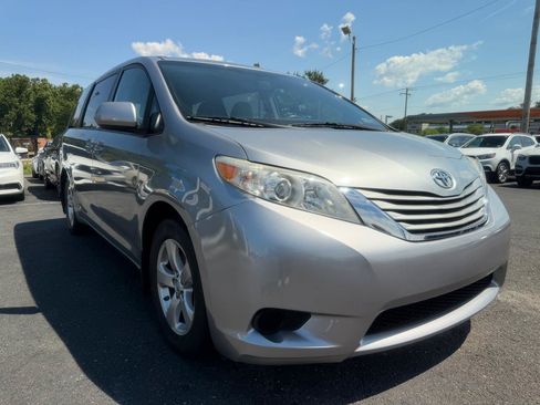 Used 2017 Toyota Sienna LE FWD image 3