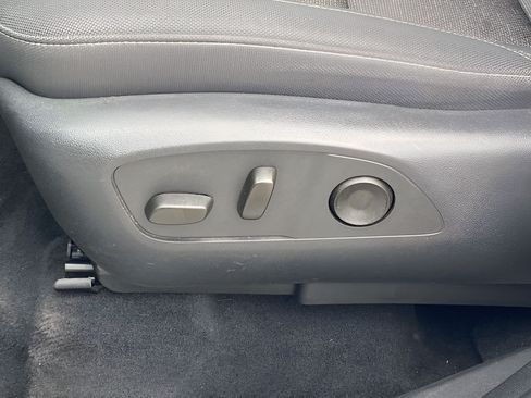 Used 2025 Chevrolet Traverse LT FWD image 16