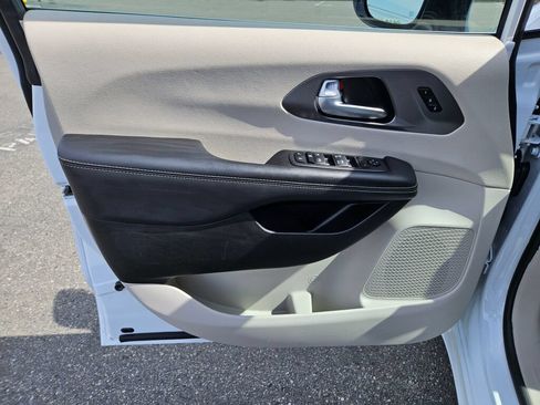 Used 2024 Chrysler Pacifica Touring-L FWD image 19