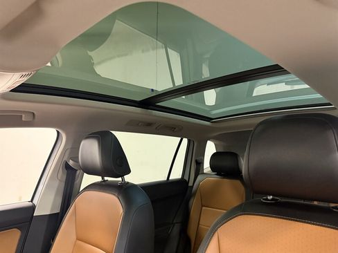 Used 2018 Volkswagen Tiguan SE w/ Panoramic Sunroof Package AWD/4WD image 28